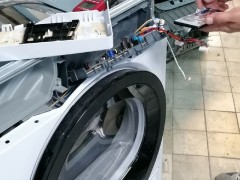 Mašina jako lupa prilikom centrifuge